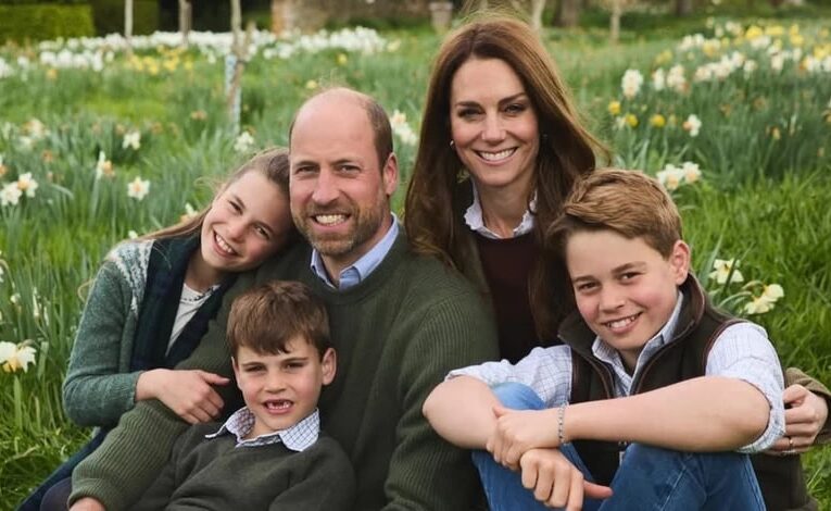 Принц Вільям і Кейт Міддлтон показали різдвяну світлину з дітьми