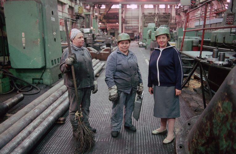 РФ скоротить заборонені для жінок професії через нестачу кадрів