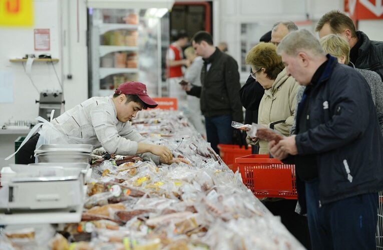 Росіяни економлять на їжі: виробництво скоротилося вперше за 15 років