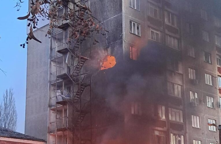 Росіяни влучили в багатоповерховий будинок у Чернігові