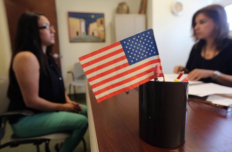 США призупинили програму отримання грін-карт