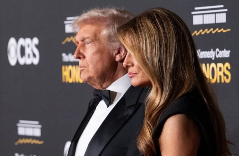 Трампи показали різдвяний портрет