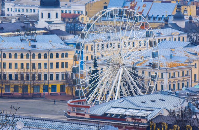 У Києві демонтують Колесо огляду на Подолі