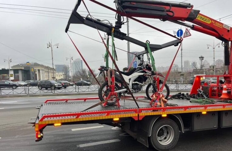 У Києві вперше евакуювали мотоцикл за порушення ПДР