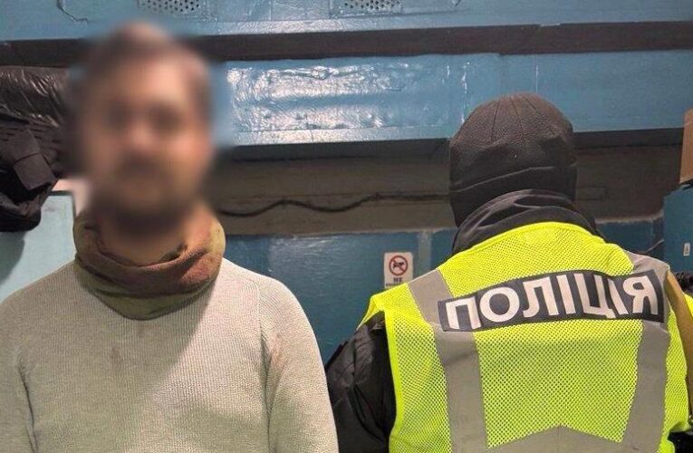 У метро Києва чоловік поранив ножем двох пасажирів