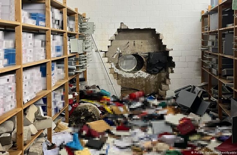 У Німеччині злочинці пробили дірку в стіні банку і викрали 30 млн євро