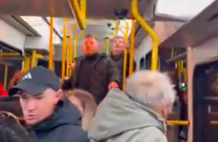 У Польщі двоє чоловіків побили українця у трамваї