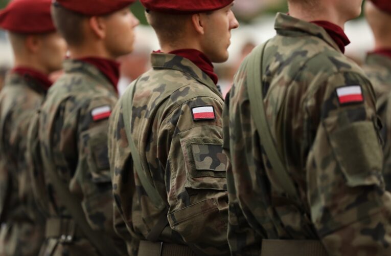 У Польщі стрімко зросла підтримка повернення військового призову
