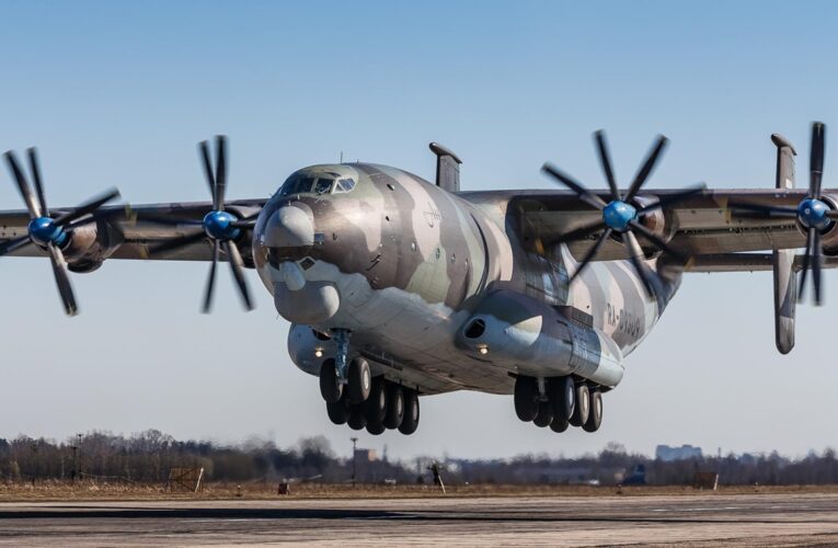 У Росії літак Ан-22 впав у водосховище