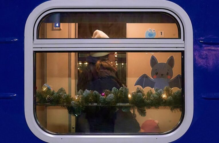 Укрзалізниця призначила 16 додаткових поїздів на свята