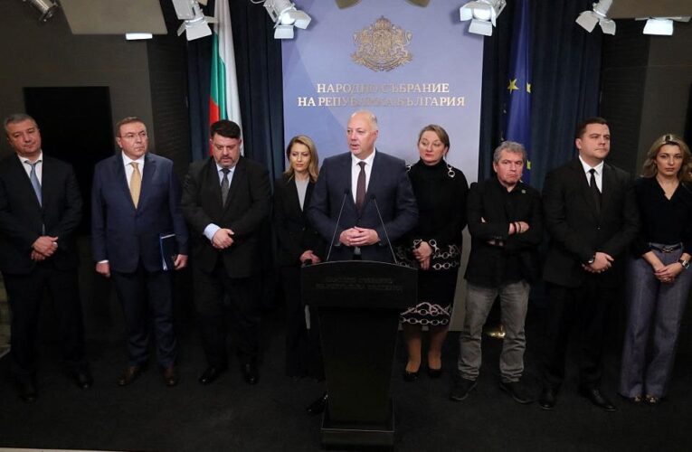 Уряд Болгарії на тлі масових протестів подав у відставку