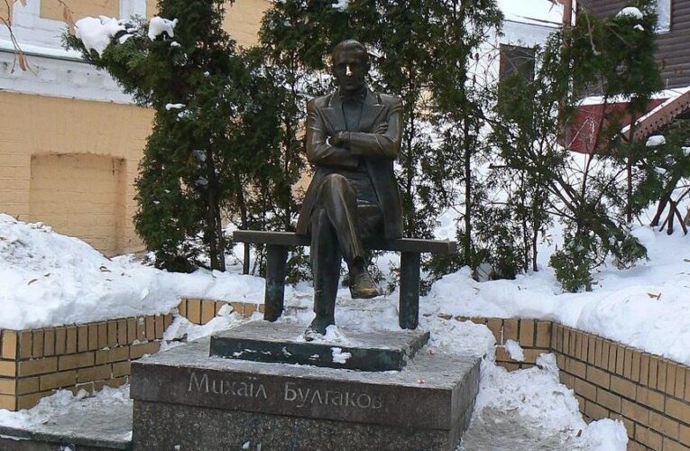 В Києві демонтують пам’ятники Булгакову й Ахматовій