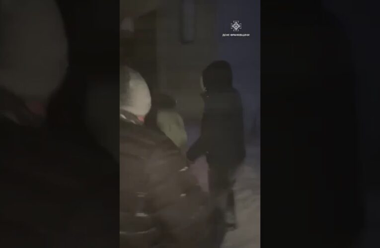 Франківщина: рятувальники визволяють авто зі снігових пасток. Допомогли 32 людям, з них 7 — діти.