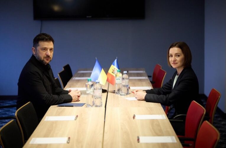 Зеленський і Санду провели переговори у Гаазі