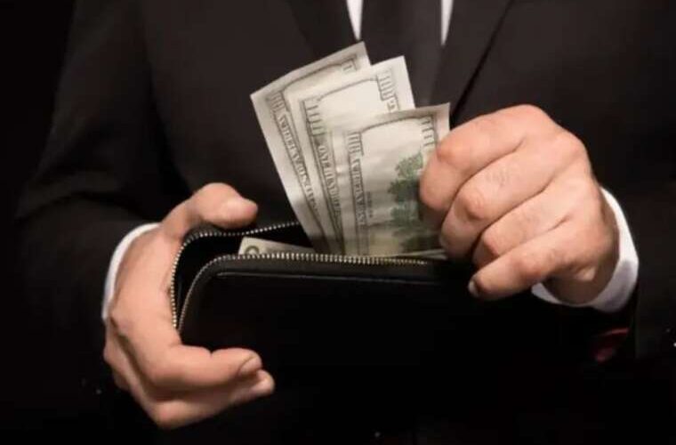 120 тисяч доларів готівкою та дружина з паспортом РФ статки директора оборонного ДП Монтажник-Україна Олександра Дмитрука