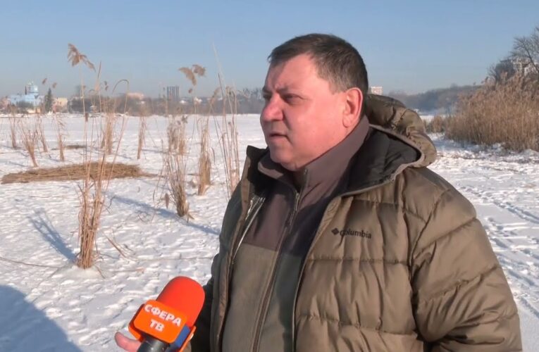 Рятуємо рибу від задухи: рибоохоронці облаштовують лунки на Басовому Куті в Рівному