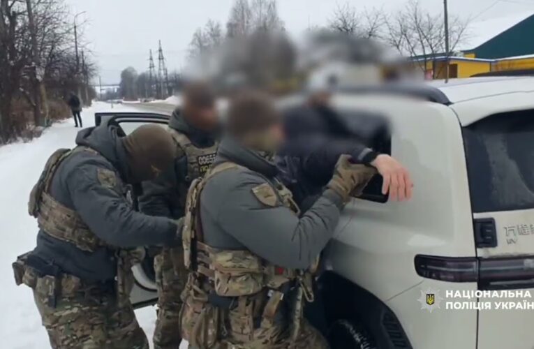 Вимагав 150 000 доларів з родини військового – на Хмельниччині поліція затримала зловмисника