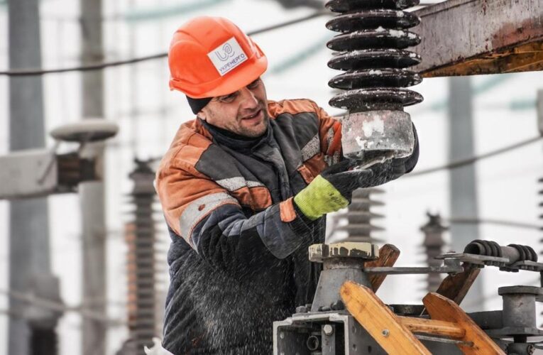 Більшість областей України аварійно знеструмлені