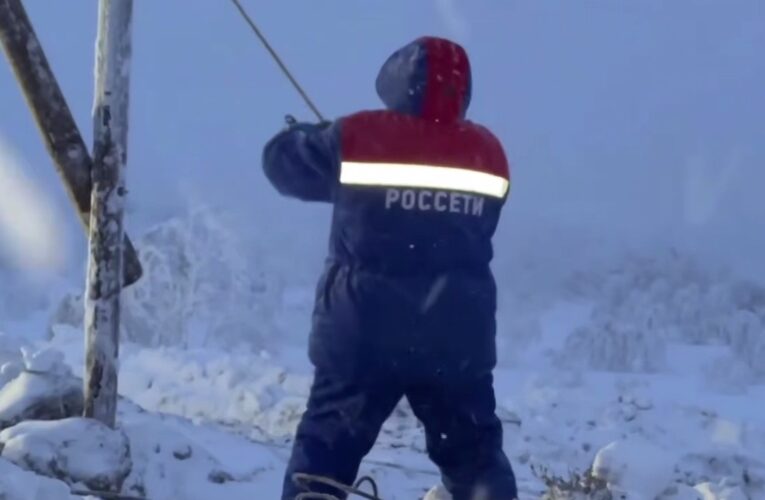 Блекаут в РФ: у Мурманську поставили дерев’яні ЛЕП