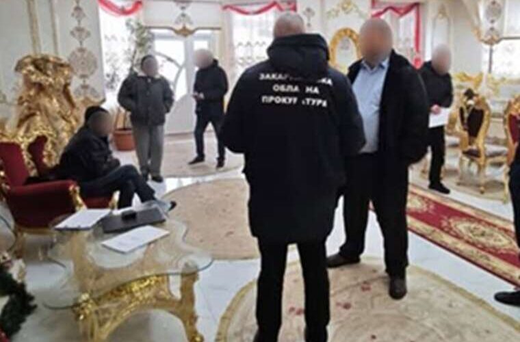 Дохід у 200 тисяч, авто за 4 мільйони та розкішні хороми Депутату Берегівської районної ради Богару повідомлено про підозру