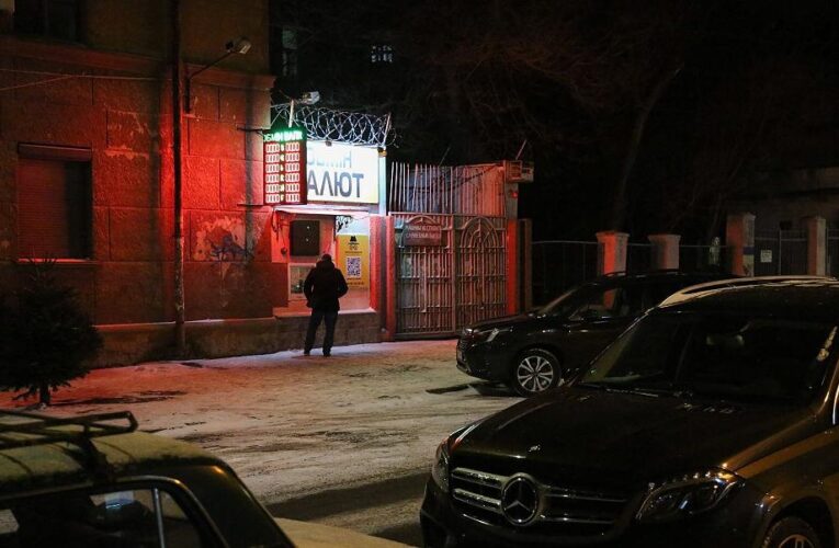 Долар всьоме оновив рекорд з початку року