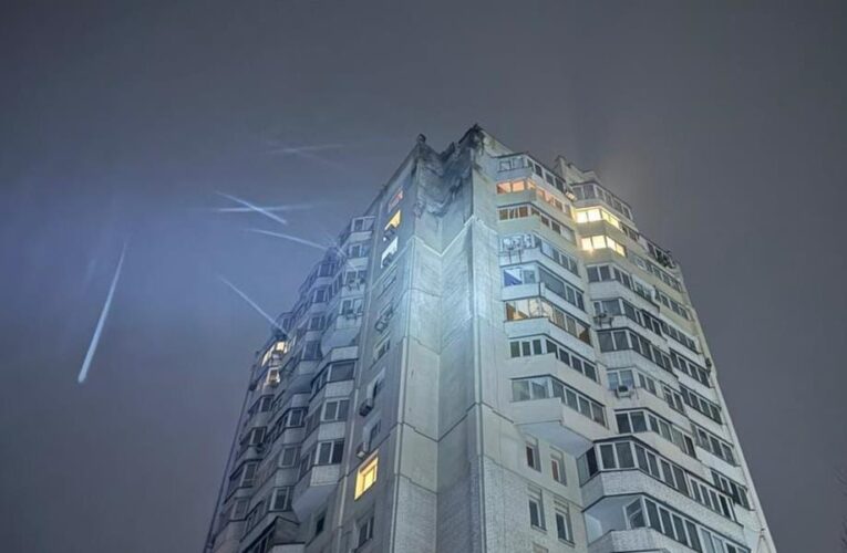 Дрон росіян пошкодив багатоповерхівку в Києві