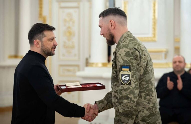 Володимир Зеленський вручив нагороди українським героям та їхнім родинам