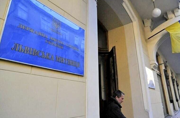 Кандидат без житла, але з однаковими номерами на Audi та VW дива декларації митника Олександра Бойка