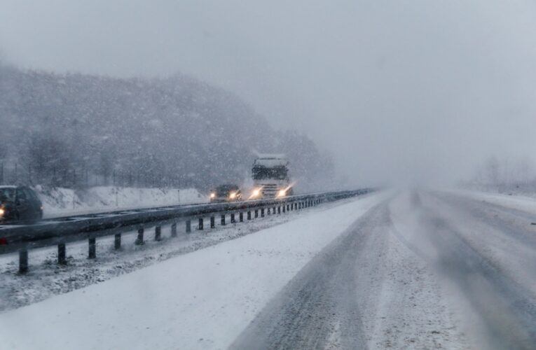 Крижаний дощ і вітер ускладнили ситуацію на дорогах Херсонщини