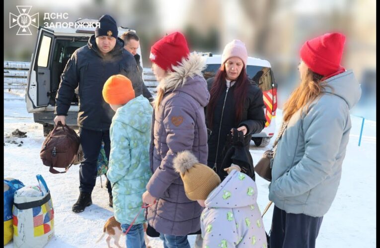 Запоріжжя: Офіцери ДСНС вивезли з-під обстрілів сім’ї з дітьми та їхніх улюбленців