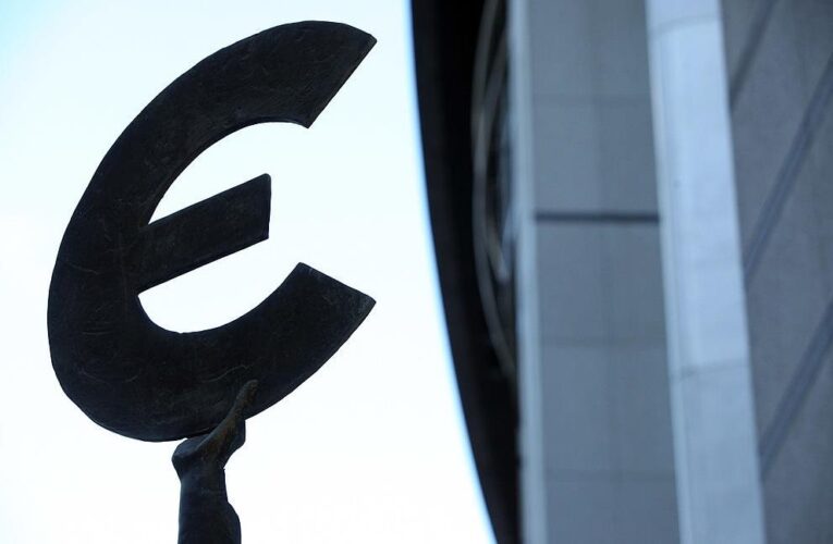 Курс євро подолав психологічний рубіж в Україні