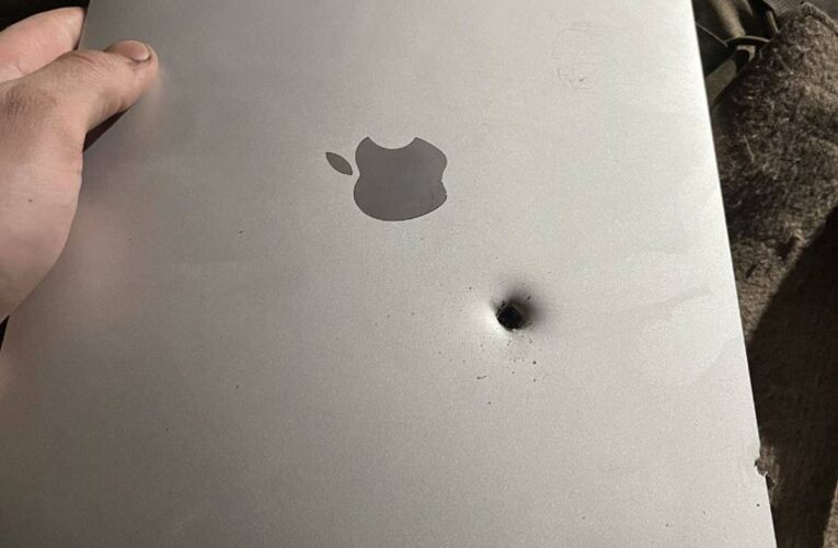 MacBook зберіг життя військовому, зупинивши уламок снаряда