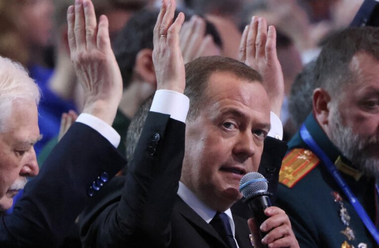 Медведєв заговорив про “приєднання” Гренландії до РФ