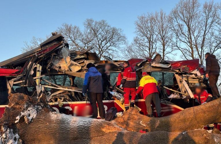 На Львівщині автобус налетів на відбійник, є поранені