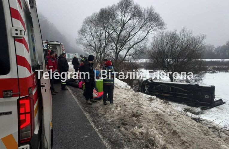 На Закарпатті перекинувся автобус з дітьми