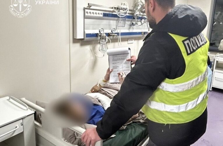 Напав з ножем на вчительку та однокласника: підліток отримав підозру