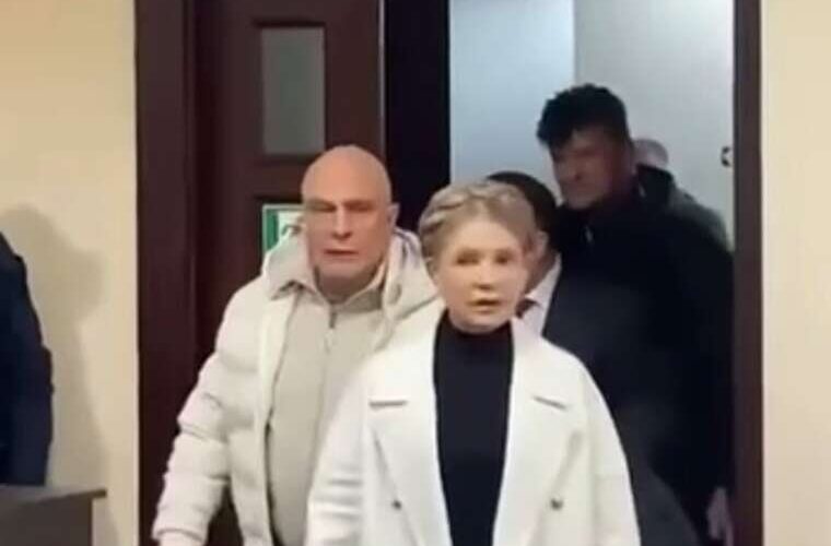 Навіть не 17-й Тимошенко в суді іронізує над вилученим у неї старим iPhone