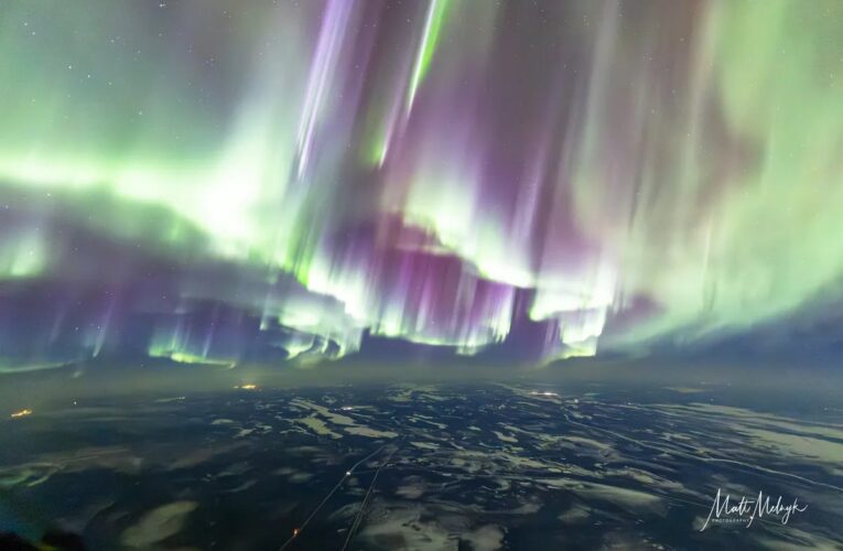 Пілот зафіксував історичне полярне сяйво над Атлантикою