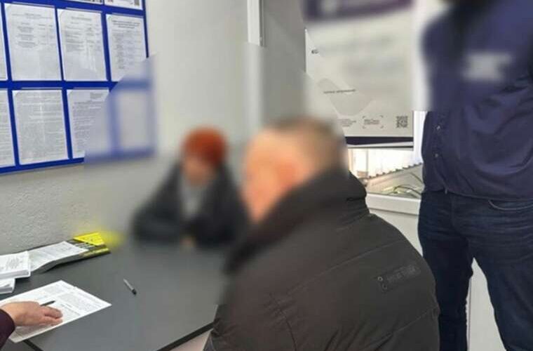 Пів мільйона в блокноті на вокзалі в Яремче викрили схему з привласнення грошей за зберігання багажу