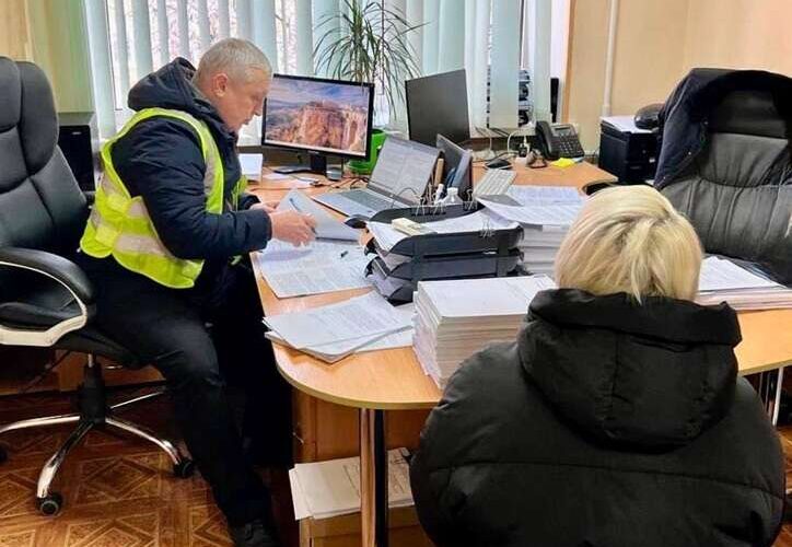 Посадовицю КП ШЕУ Святошинського району підозрюють у збитковій закупівлі асфальту на понад 450 тисяч гривень