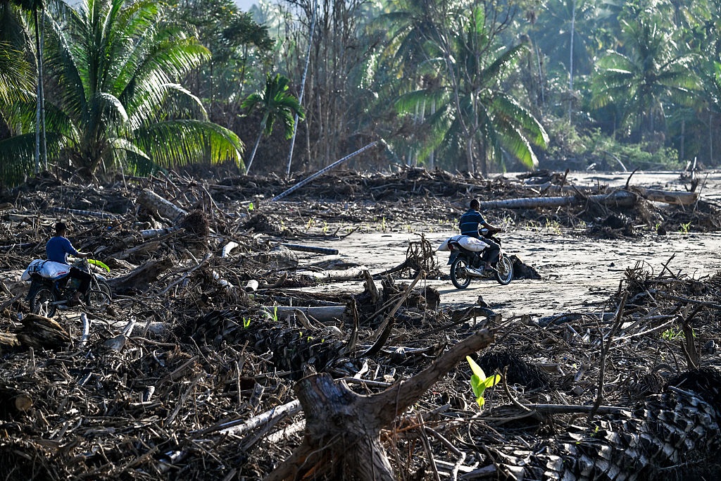 Новини світу - Руйнівна повінь на півночі Індонезії призвела до загибелі 14 осіб