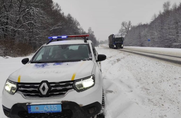 Сильний снігопад ускладнив на трасі Київ-Чоп