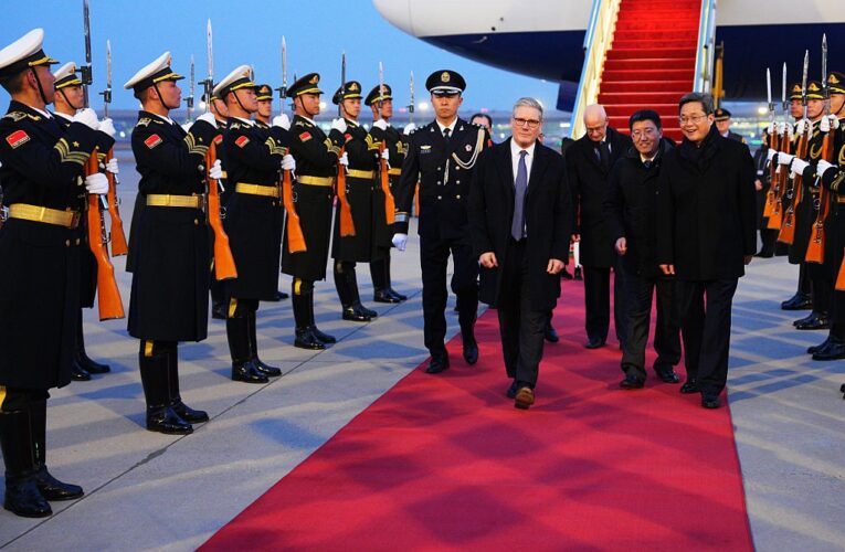 Стармер прибув з візитом до Китаю