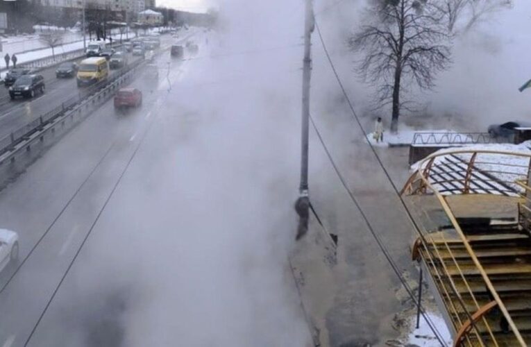 У Києві 16-річна дівчина впала в яму з окропом