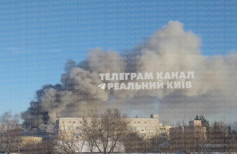 У Києві спалахнула масштабна пожежа на складі