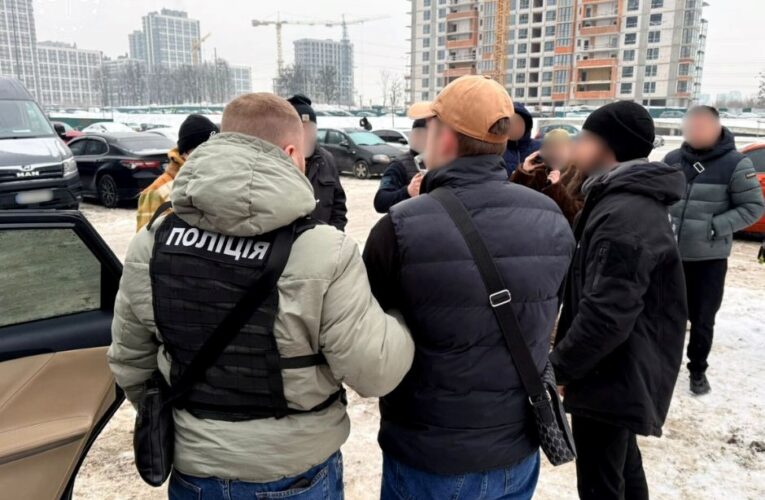 У Києві викрили чоловіків на збуті фальшивих доларів