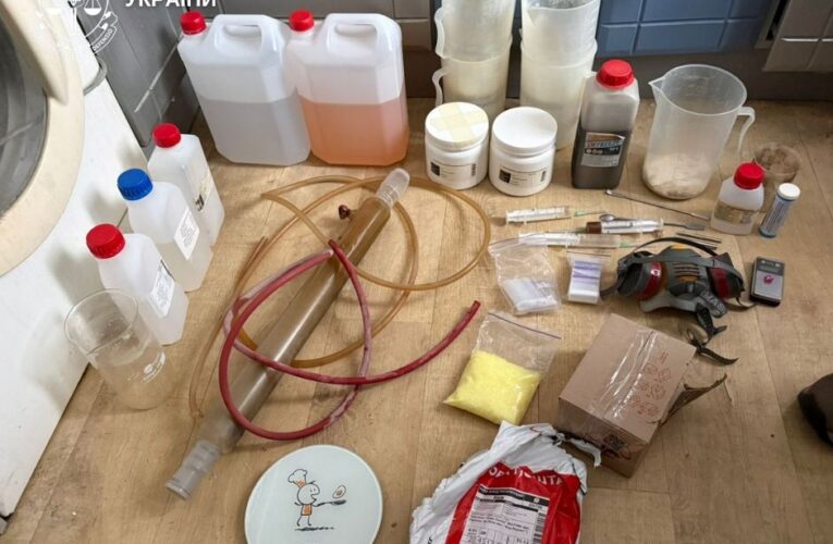 У Києві викрили лабораторію з амфетаміну в орендованій квартирі