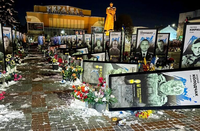 У Рівному жінка пошкодила портрети загиблих Героїв