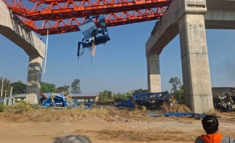 У Таїланді будівельний кран впав на потяг, десятки загиблих