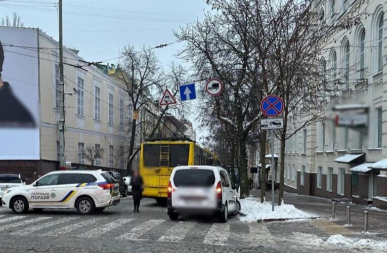 У центрі Києва в проваллі дороги застряг тролейбус